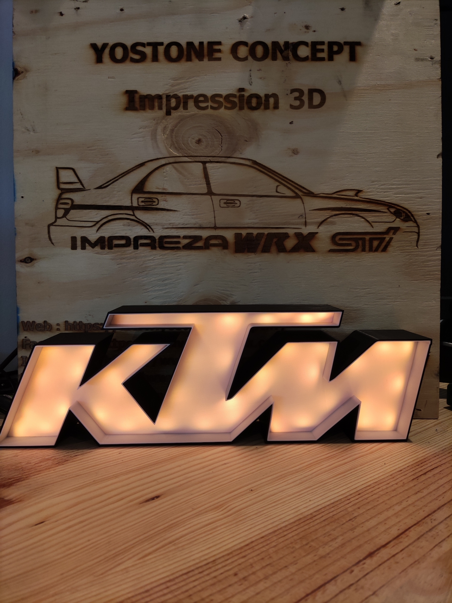 Enseigne lumineuse connectée KTM format : 360