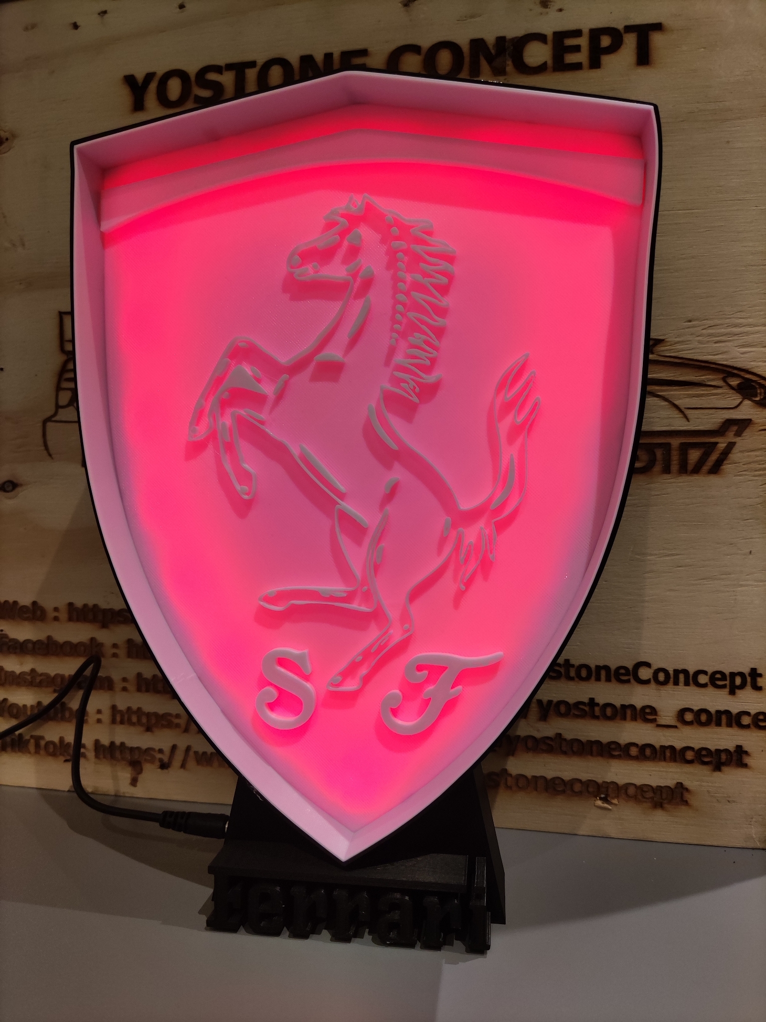 Enseigne lumineuse connectée logo Ferrari format : 300