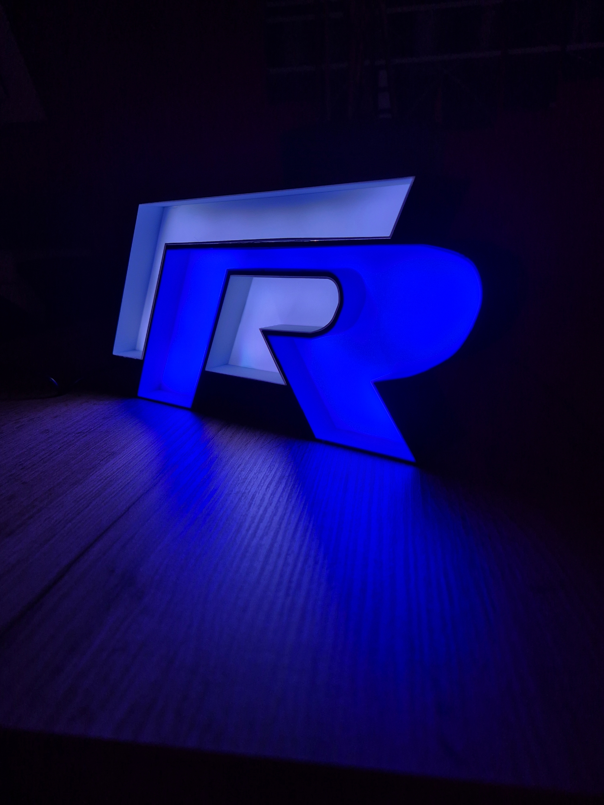 Enseigne lumineuse connectée Golf R format 500 