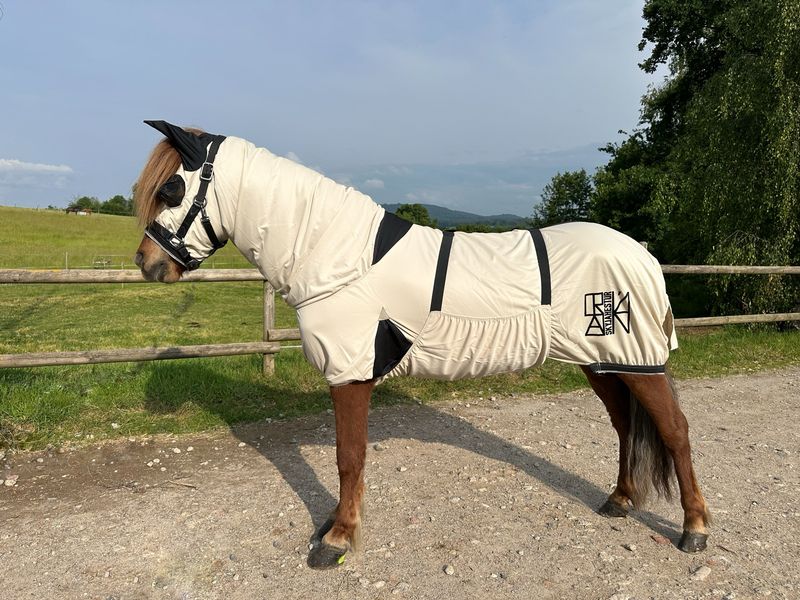 Ekzemdecke „comfort“ mit Fliegenmaske Ekzemdecke „comfort“ mit Fliegenmaske