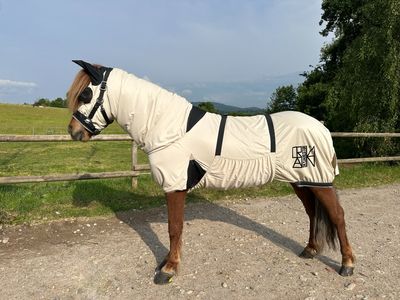 Ekzemdecke „comfort“ mit Fliegenmaske Ekzemdecke „comfort“ mit Fliegenmaske