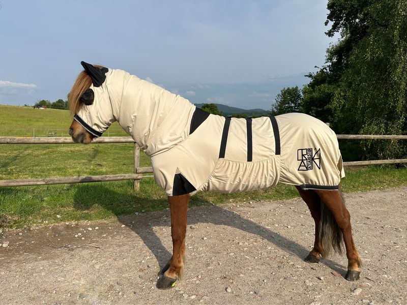 Ekzemdecke „comfort 2.0“ mit Fliegenmaske Ekzemdecke „comfort 2.0“ mit Fliegenmaske