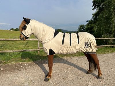 Ekzemdecke „comfort 2.0“ mit Fliegenmaske Ekzemdecke „comfort 2.0“ mit Fliegenmaske