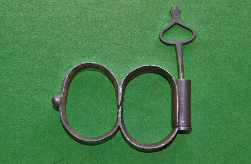 ​Plug 8 Handcuffs