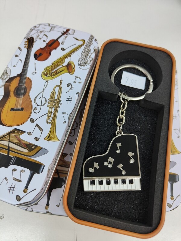 LLAVERO PIANO DE COLA negro MÚSICA en caja metálica 
