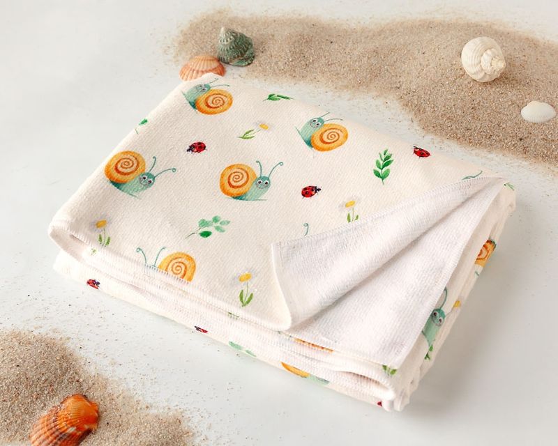 TOALLA PLAYA INFANTIL CARACOLES BEIGE KIOKIDS MICROFIBRA RED 