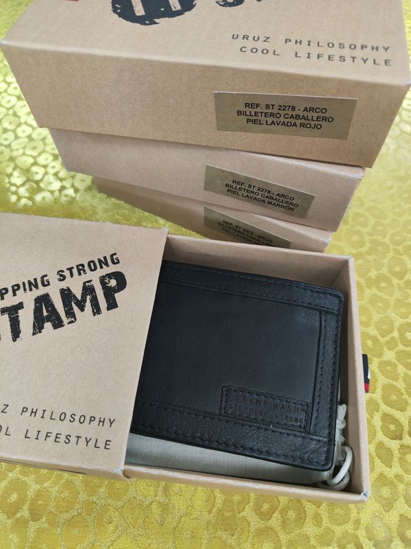 BILLETERO UNISEX STAMP PIEL LAVADA APAISADA NEGRO 