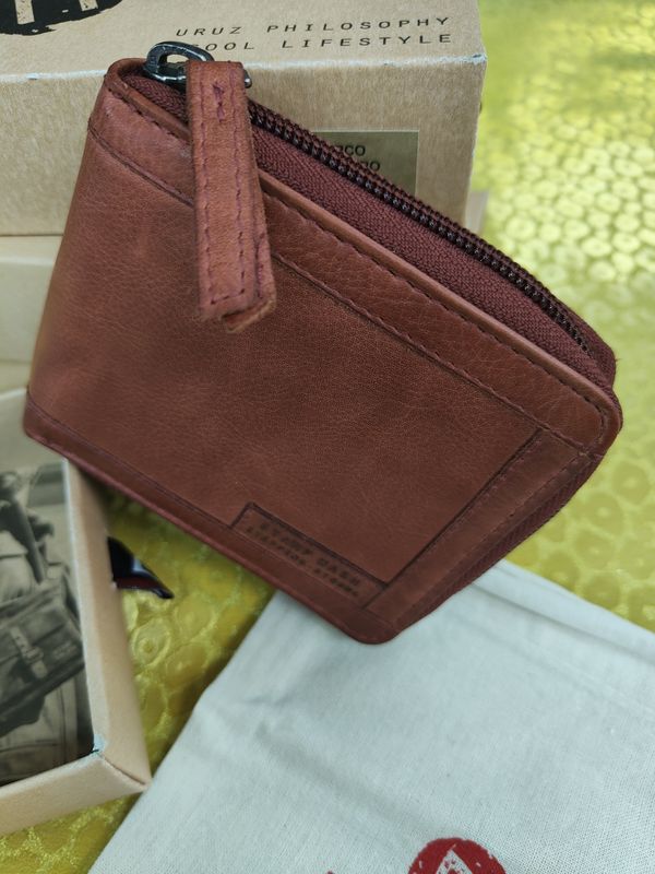 BILLETERO APAISADO PIEL LAVADA STAMP CON MONEDERO Y TARJETERO ESCONDIDO CERRADO CON CREMALLERA CARTERA AMERICANO UNISEX ROJO