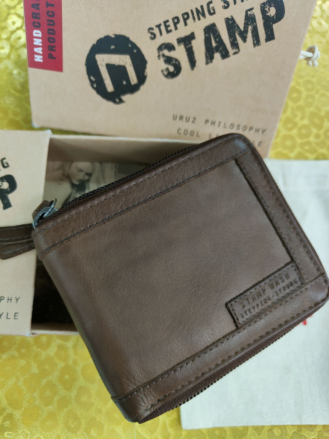 BILLETERO APAISADO PIEL LAVADA STAMP CON MONEDERO Y CERRADO CON CREMALLERA CARTERA AMERICANO UNISEX MARRÓN CHOCOLATE 