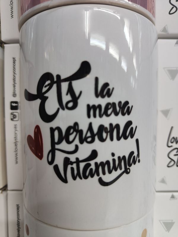 TASSA PERSONA VITAMINA LOVELY STORY CATALÀ 