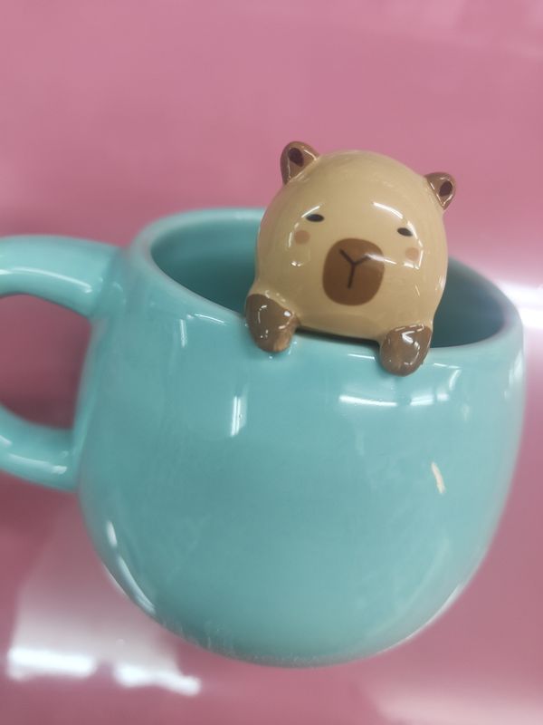 TAZA CON CHARM CAPIBARA I TOTAL TAZÓN de 470ml MUG CAPYBARA 