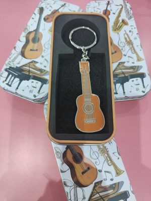 LLAVERO GUITARRA PLANO música caja metálica 