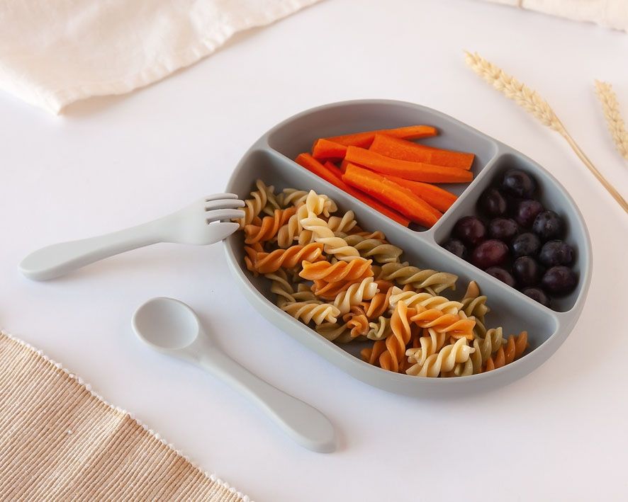 VAJILLA SILICONA KIOKIDS CON DIVISIONES Y VENTOSA GRIS  VAJILLA SILICONA KIOKIDS CON DIVISIONES Y VENTOSA GRIS