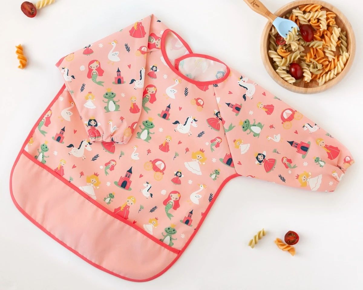 BABERO IMPERMEABLE CON MANGAS KIOKIDS ROSA CUENTOS 