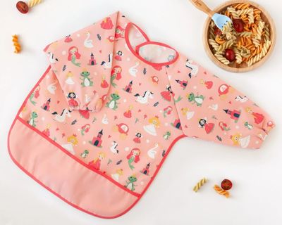 BABERO IMPERMEABLE CON MANGAS KIOKIDS ROSA CUENTOS 
