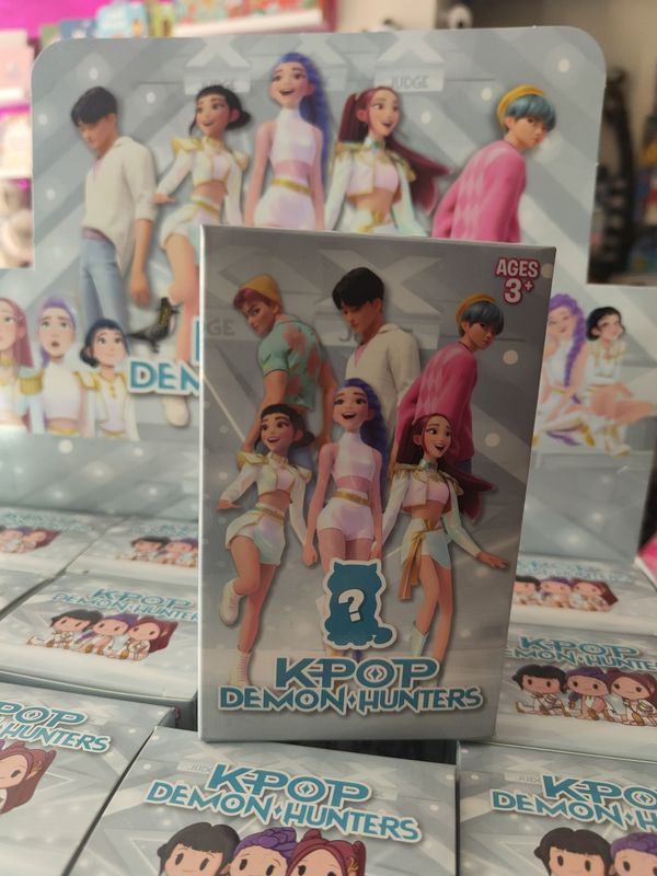 K POP CAJA SORPRESA FIGURA GUERRERAS K-POP CAJA CIEGA 