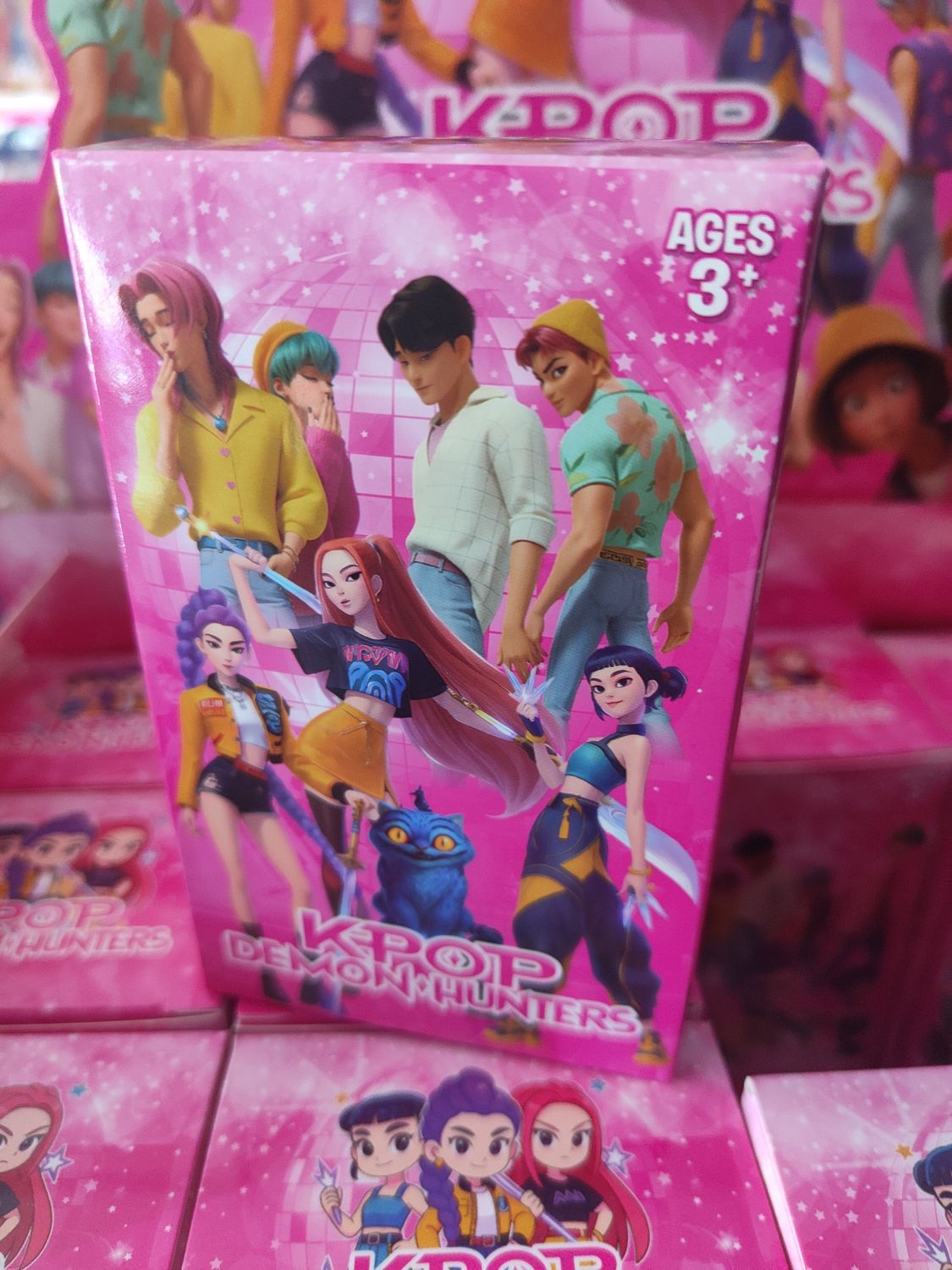 CAJA SORPRESA GUERRERAS K POP SOBRE FIGURA CAJA CIEGA K-POP 