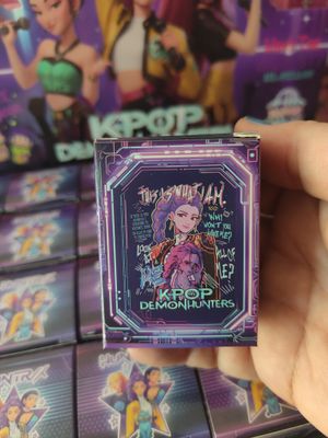 LLAVERO EN CAJA SORPRESA GUERRERAS K-POP CAJA CIEGA K POP