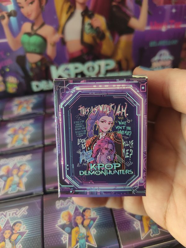 LLAVERO EN CAJA SORPRESA GUERRERAS K-POP CAJA CIEGA K POP