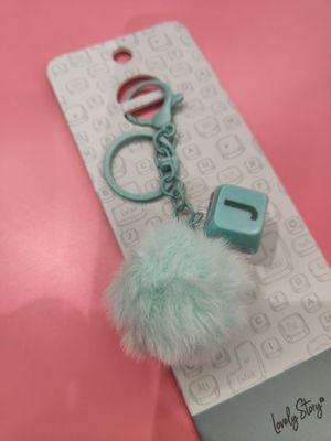 LLAVERO INICIAL CON TECLA Y POMPÓN LLAVERO INICIAL CON TECLA Y POMPÓN