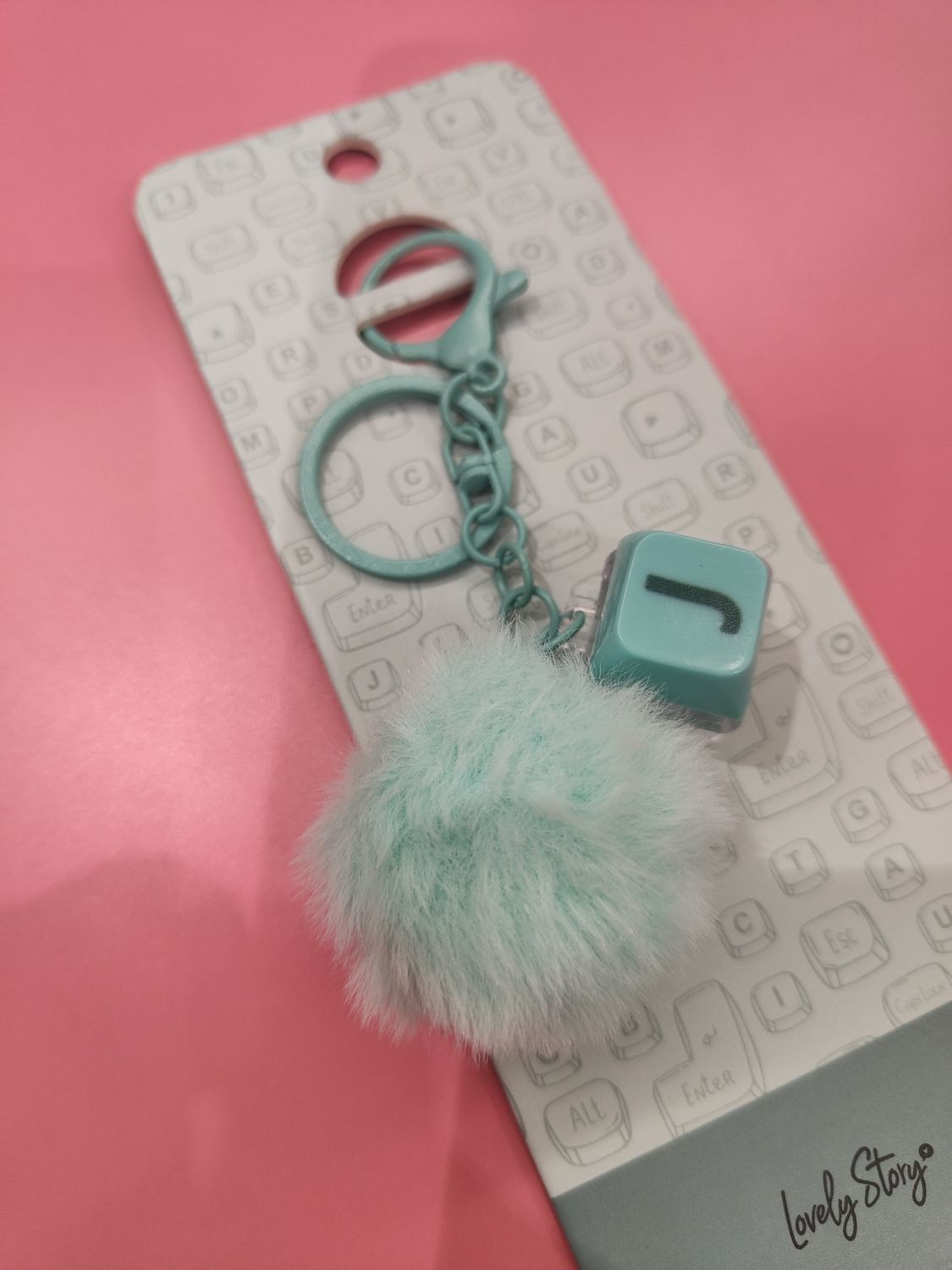 LLAVERO INICIAL CON TECLA Y POMPÓN LLAVERO INICIAL CON TECLA Y POMPÓN