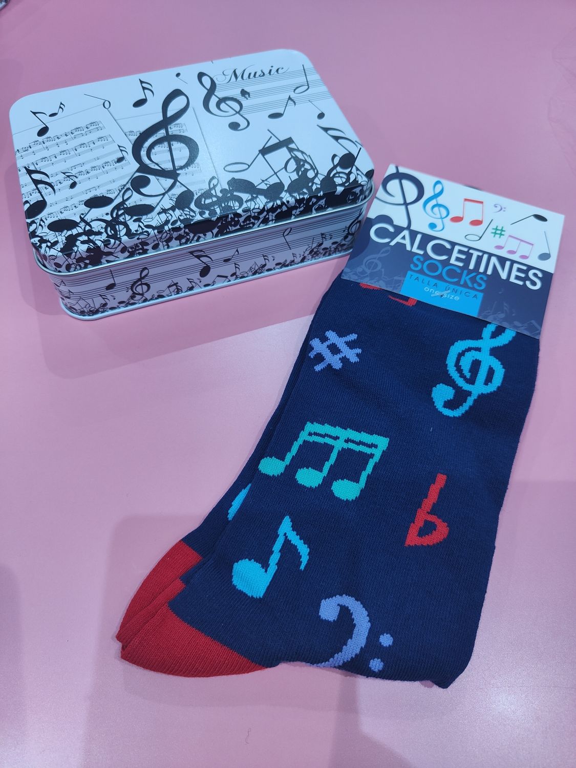 CALCETINES EN LATA NOTAS MUSICALES COLORES MÚSICA FONDO AZUL 