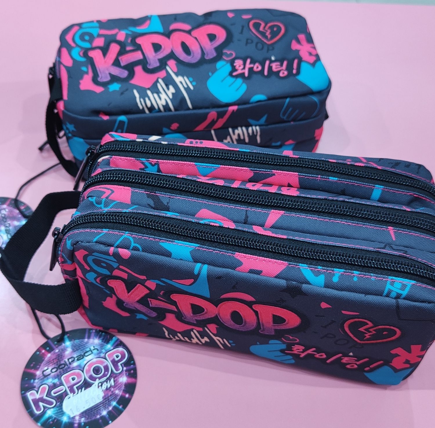 ESTUCHE ESCOLAR K-POP TRIPLE PORTATODO TRES CREMALLERAS DE COOLPACK ESTUCHE ESCOLAR K-POP TRIPLE PORTATODO TRES CREMALLERAS DE COOLPACK