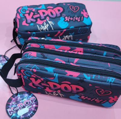 ESTUCHE ESCOLAR K-POP TRIPLE PORTATODO TRES CREMALLERAS DE COOLPACK ESTUCHE ESCOLAR K-POP TRIPLE PORTATODO TRES CREMALLERAS DE COOLPACK