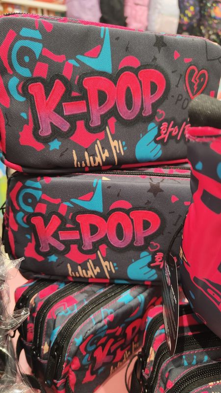 ESTUCHE ESCOLAR K-POP TRIPLE PORTATODO TRES CREMALLERAS DE COOLPACK 