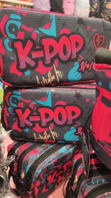 ESTUCHE ESCOLAR K-POP TRIPLE PORTATODO TRES CREMALLERAS DE COOLPACK 