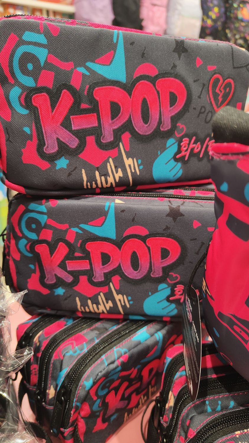 ESTUCHE ESCOLAR K-POP TRIPLE PORTATODO TRES CREMALLERAS DE COOLPACK 