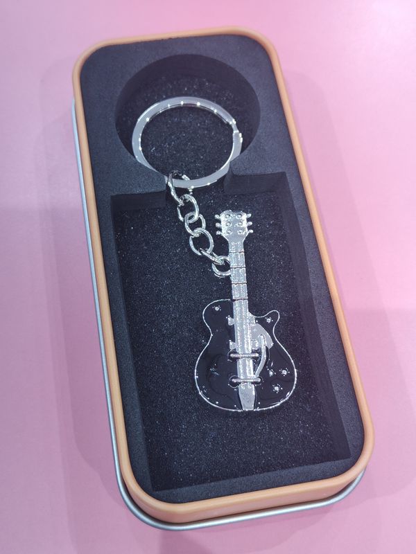 LLAVERO GUITARRA ELÉCTRICA BLANCA Y NEGRA EN CAJITA METÁLICA 