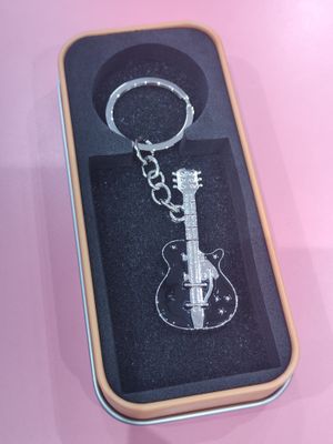 LLAVERO GUITARRA ELÉCTRICA BLANCA Y NEGRA EN CAJITA METÁLICA 