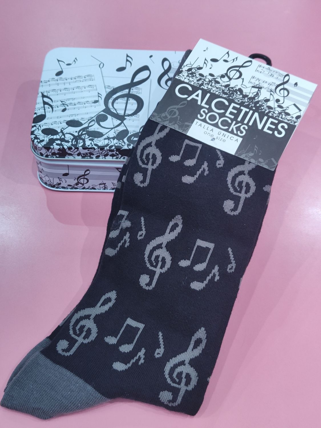 CALCETINES EN LATA NOTAS MUSICALES  MÚSICA FONDO NEGRO 