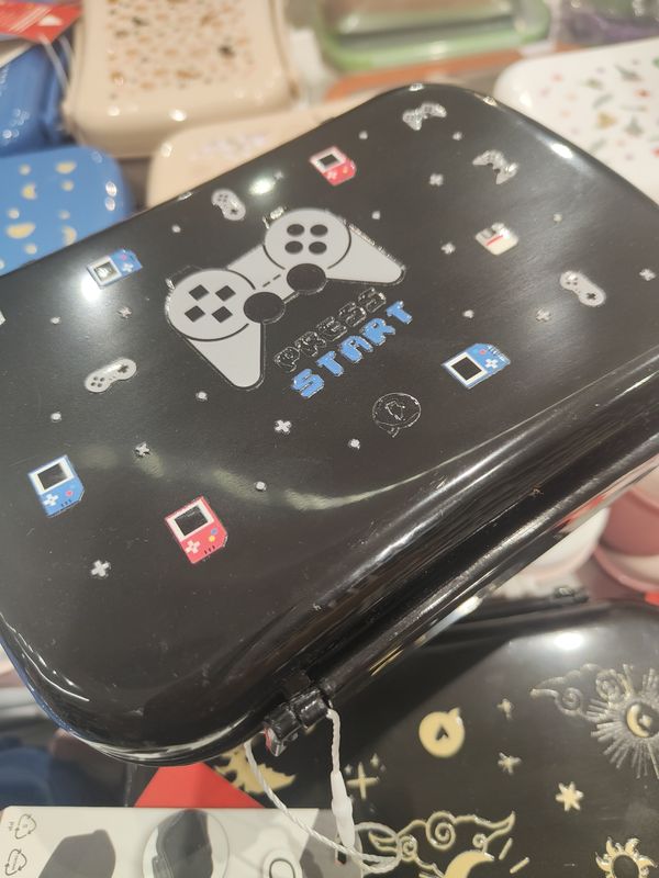 FIAMBRERA LUNCH BOX PLAY GAMERS HERMÉTICA Y CON PLACA REFRIGERANTE TUPPER CON CAJITA Aurea con enfriador 