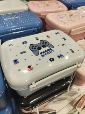 FIAMBRERA LUNCH BOX PLAY CON TAPA REFRIGERANTE TUPPER CON CAJITA INTERIOR GAMERS AZUL con enfriador basquet FIAMBRERA LUNCH BOX PLAY CON TAPA REFRIGERANTE TUPPER CON CAJITA INTERIOR GAMERS AZUL con enfriador basquet
