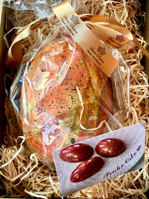 Handbemaltes Oster-Ei – Limitierte Edition 2026 Gratis: Pistazien-Praline in Hasenform