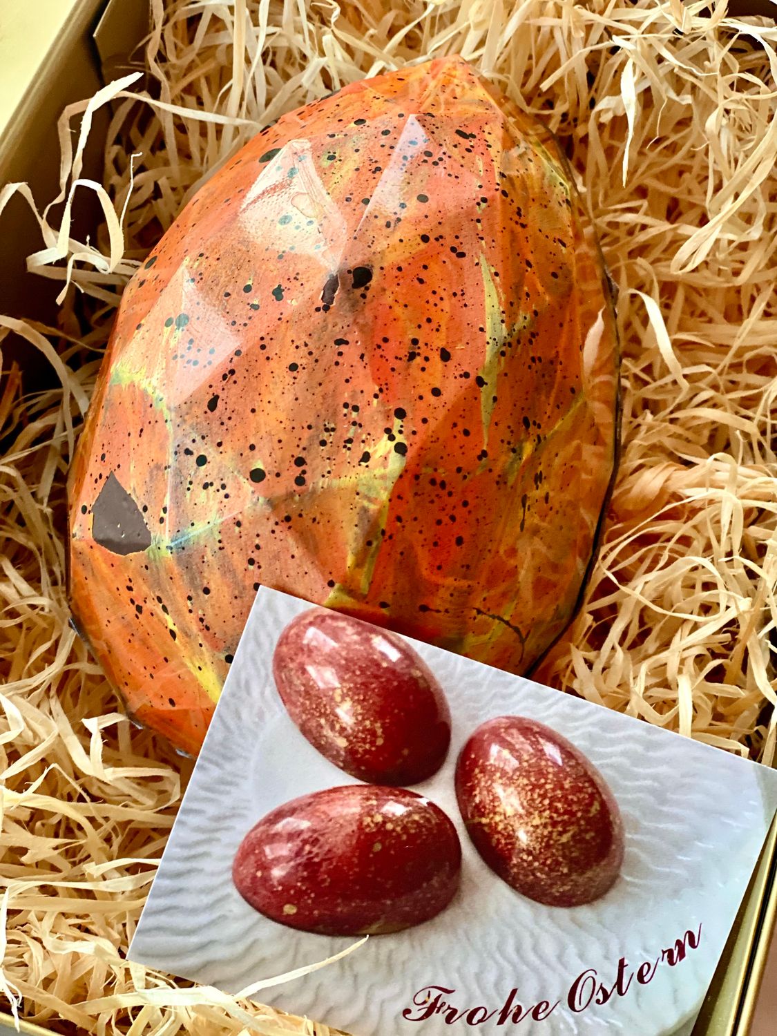 Handbemaltes Oster-Ei – Limitierte Edition 2026                 Gratis: Pistazien-Praline in Hasenform