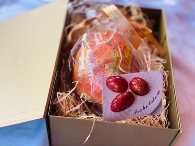 Handbemaltes Oster-Ei – Limitierte Edition 2026                 Gratis: Pistazien-Praline in Hasenform