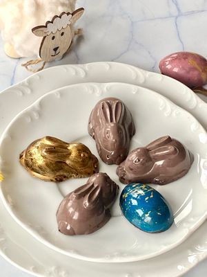 Goldene Osterhasen- Pistazien Pralinen (2 Stück) Zustellung garantiert vor Ostern bei Bestellung bis Dienstag (31.03)