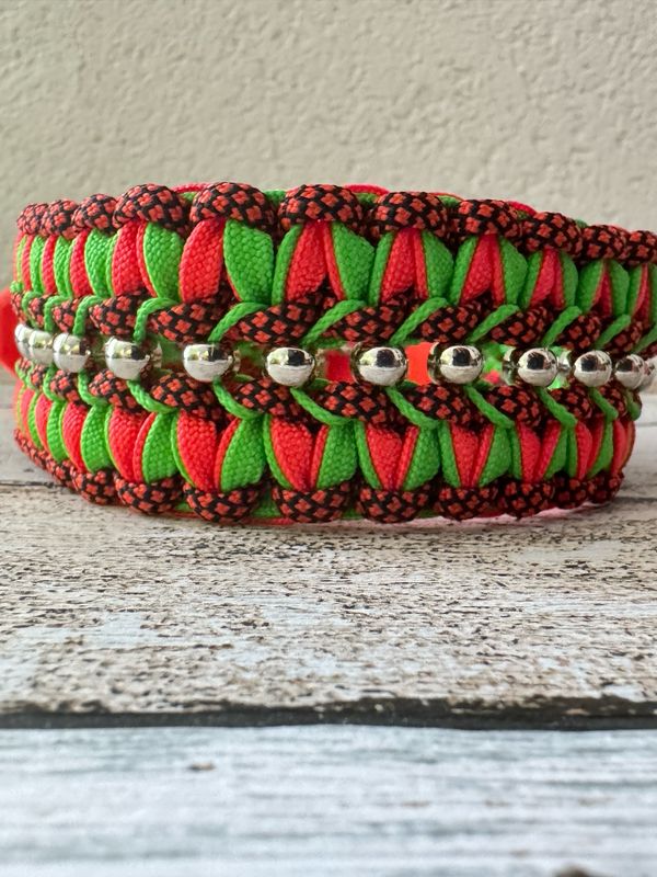 Halsband “Helmy” – Neon-Style trifft auf Qualität!