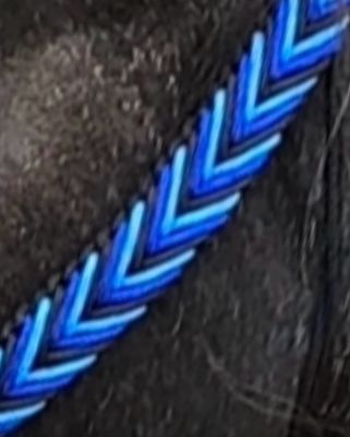 Halsband „Grafzahn“ – das Pfeil-Muster