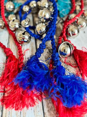 Handgefertigte Glöckchen aus Paracord – in Silber oder Messing, verschiedene Größen & Klänge. Perfekt für Schlittenfahrten & Winterspaß Handgefertigte Glöckchen aus Paracord – in Silber oder Messing, verschiedene Größen & Klänge. Perfekt für Schlittenfahrten & Winterspaß