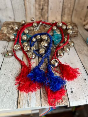 Handgefertigte Glöckchen aus Paracord – in Silber oder Messing, verschiedene Größen &amp; Klänge. Perfekt für Schlittenfahrten &amp; Winterspaß