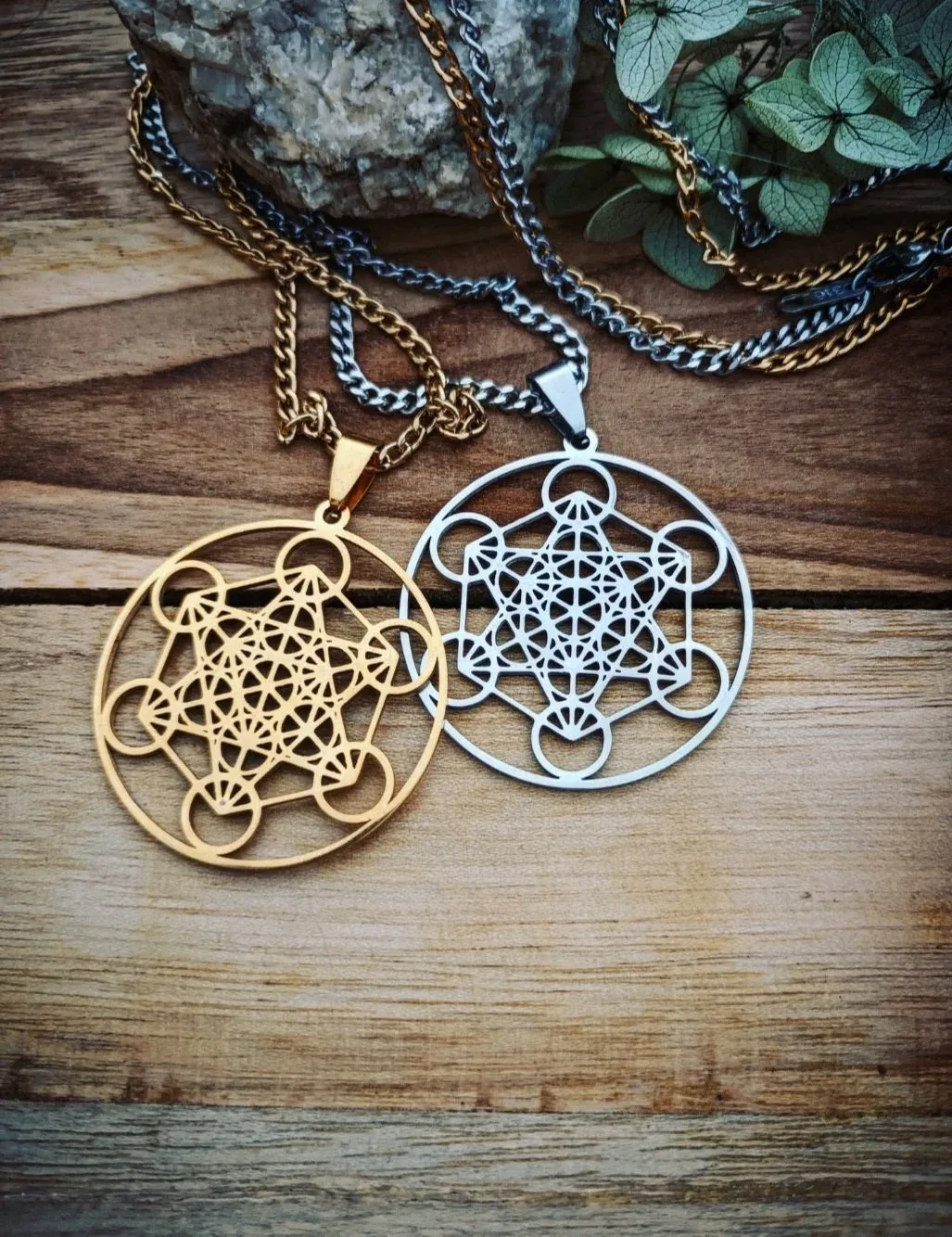 Collier pendentif Cube de Metatron.

Acier inoxydable.
