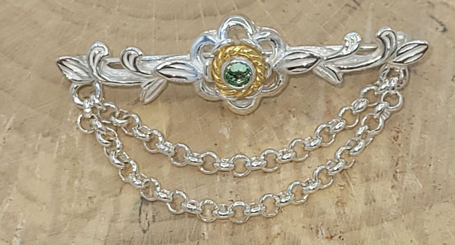 Trachtenbrosche mit Erbsketten, 925 Silber, Teilvergoldung, Steinfarbe: peridot