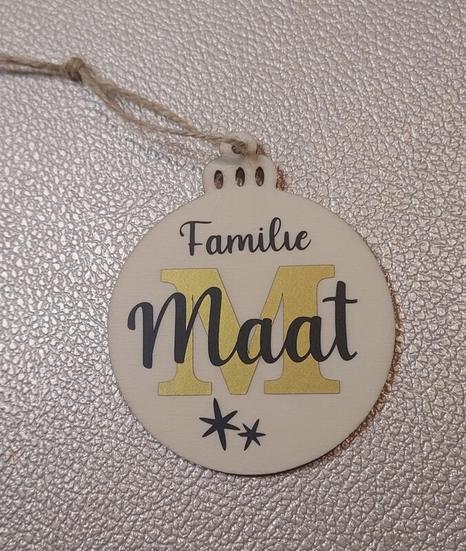 Houten kerstbal met familienaam