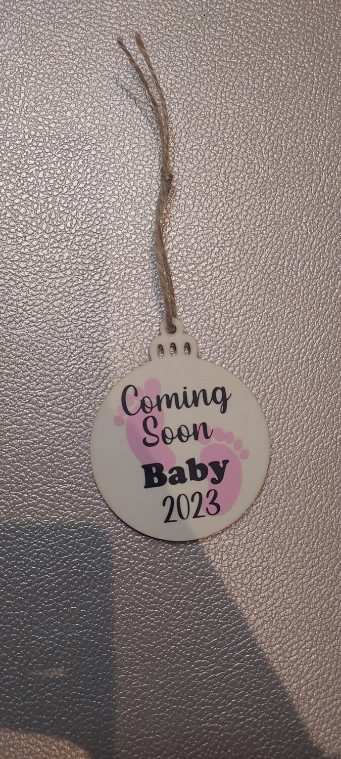 Houten kerstbal met baby aankondiging