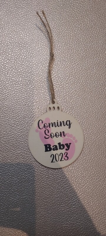 Houten kerstbal met baby aankondiging