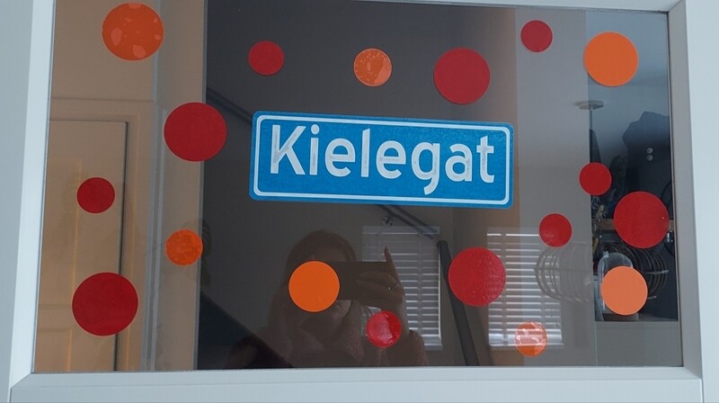 Plaatsnaambord carnaval raamsticker klein